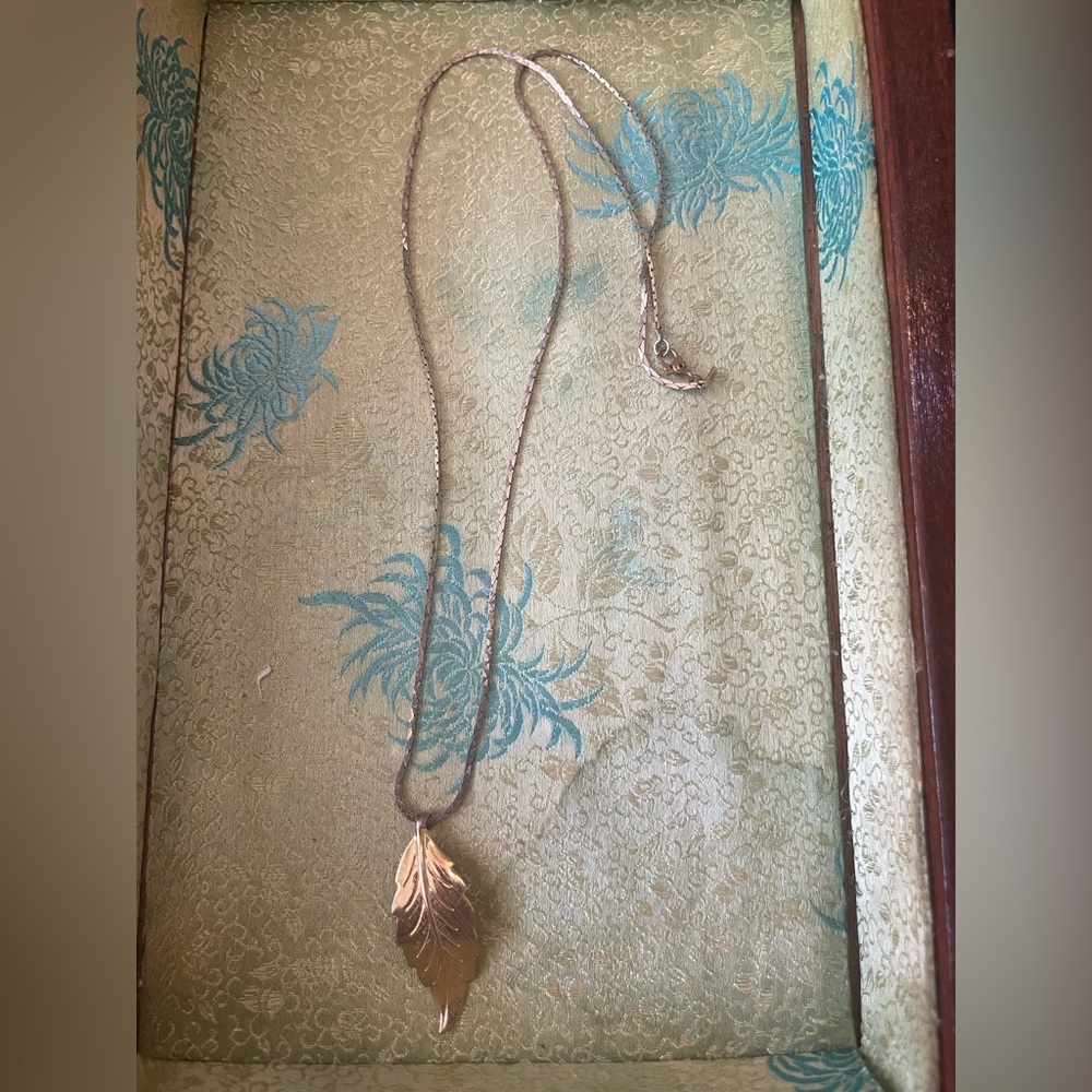 Vintage Signed Monet Gold Tone Leaf Necklace